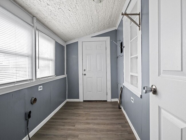 Building Photo - Spacious 2 Bed, 1 Bath Apartment