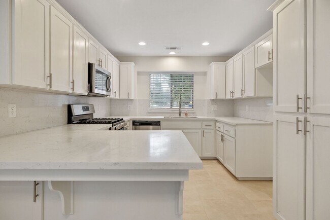 Building Photo - Pet Friendly, Updated NW Visalia Home Avai...