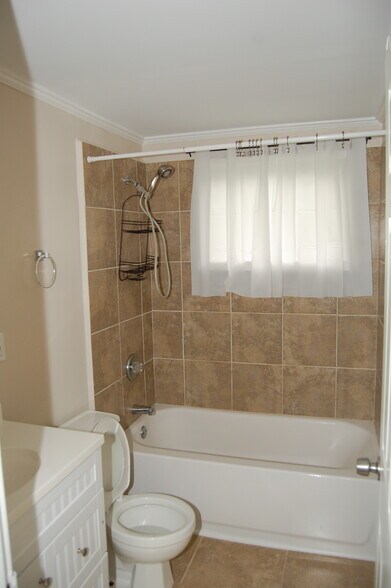 bathroom - 5075 Fairmont Rd SE