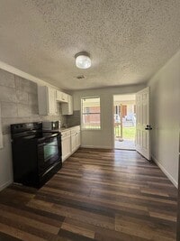 Building Photo - Freshly renovated 3 bedroom unit!