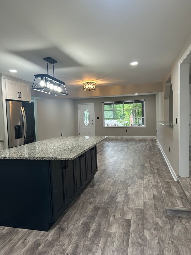 Building Photo - 5/3 Home Available Now!