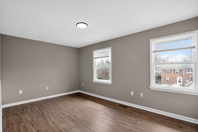 Building Photo - 2 Bedroom 2.5 Bath End Unit Townhouse in Fredericksburg