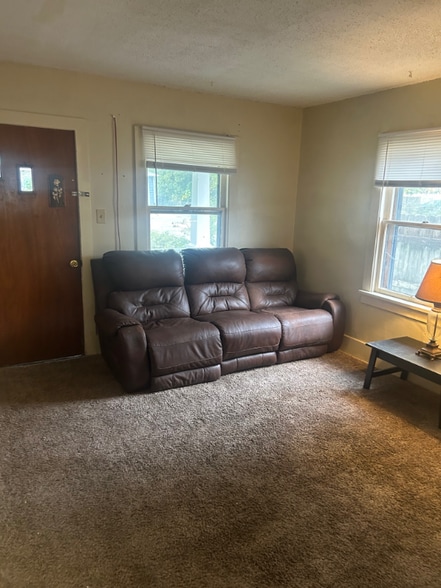 Building Photo - 626 SW Medford Ave