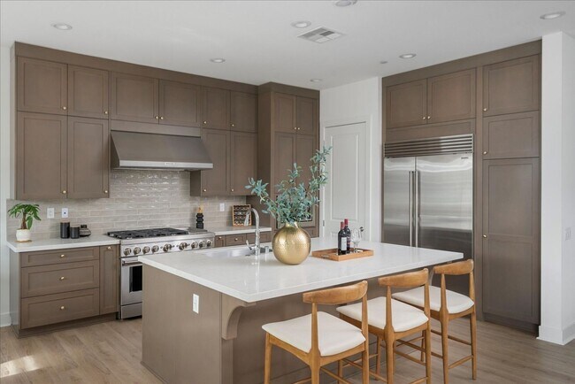 Building Photo - Model-Perfect 5 Bedroom Home in Valencia!