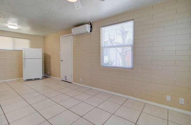 Building Photo - 2133 W Morten Ave