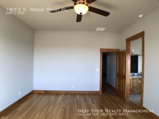 Building Photo - 5 bed 3 bath - Right Next to Table Rock