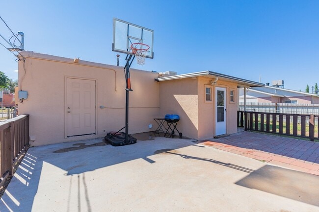 Building Photo - Super cute updated home!