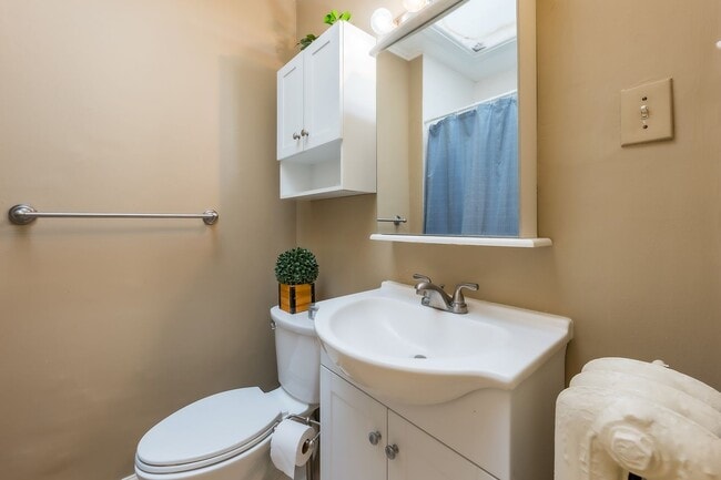 Building Photo - NW Rowhouse Near Georgetown University & Hospital Available Early August