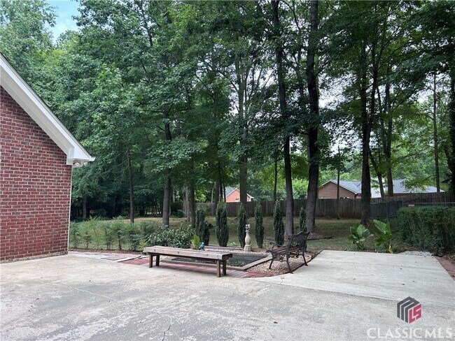 Building Photo - 120 Cedar Springs Pl