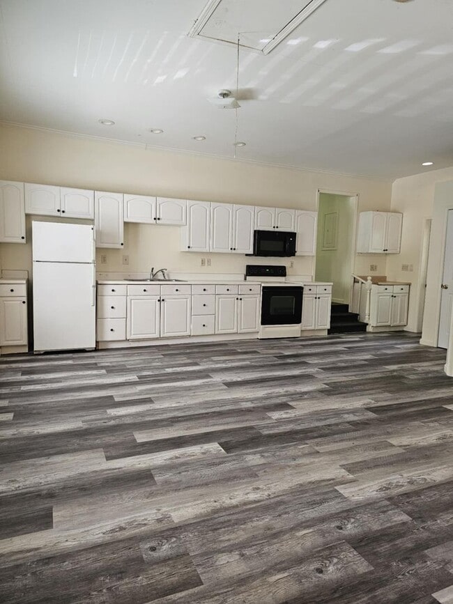 Building Photo - One Bedroom near BGSU Campus