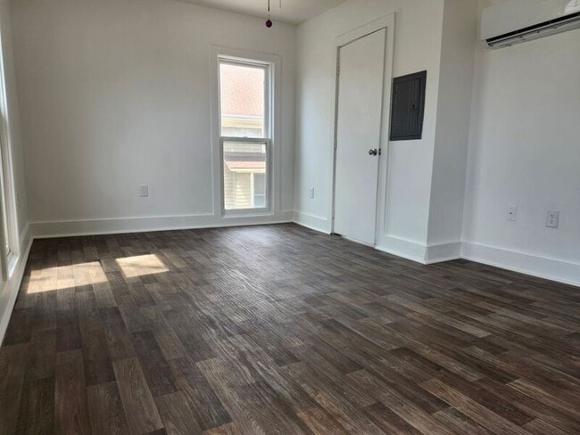 Building Photo - 517 W Maple Ave