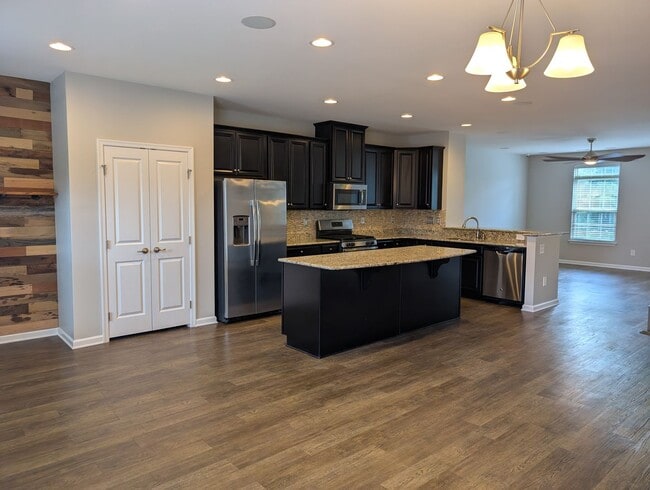 Building Photo - Move-in ready, Townhome Located in the Cit...