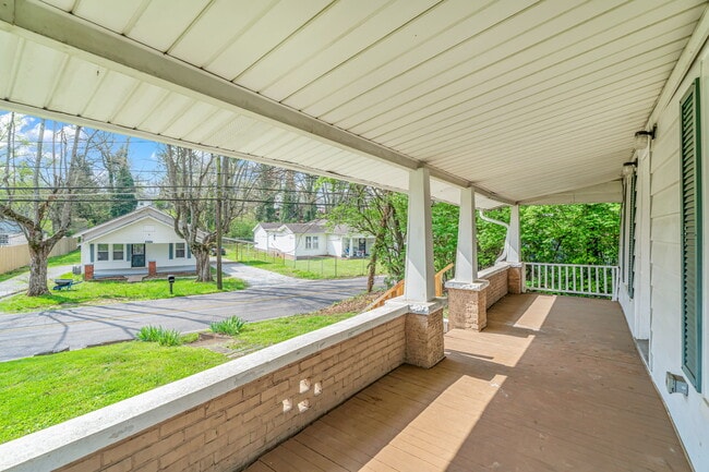 Building Photo - 2325 Cedar Ln