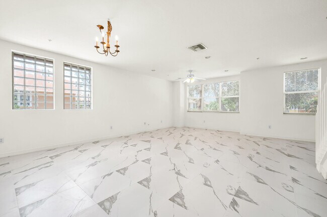 Building Photo - 750 Millbrae Ct