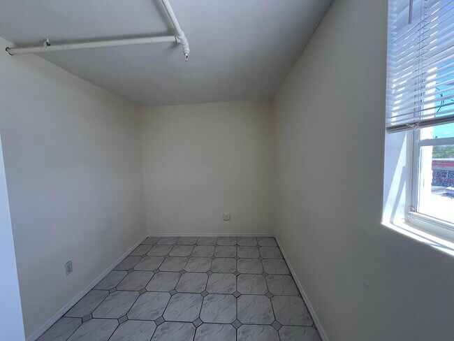 Building Photo - 4211 Parker Ave