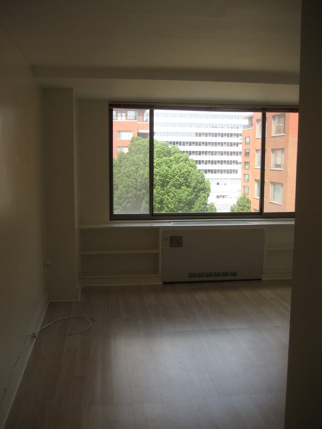 Living Room - 1111 Arlington Blvd