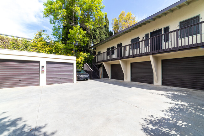 Building Photo - Chic !  1000sq.ft 1 Bed/1 Bath Los Feliz S...