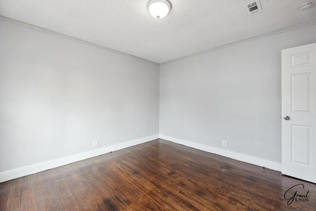 Building Photo - 3 bedroom 2 bath $1375