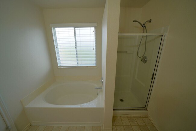 Building Photo - Beautifully maintained home for lease! - Realtor Commission: $500