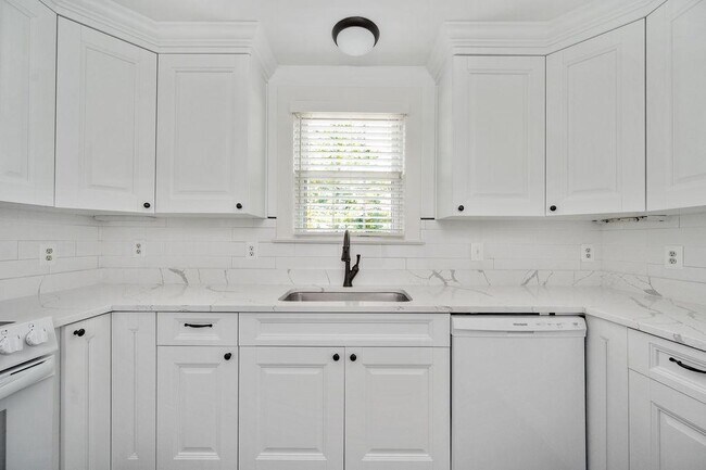 Building Photo - 819 Weedon St