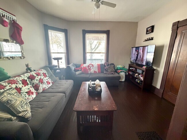 Building Photo - Spacious Three Bedroom Single Family near John Ball Zoo!