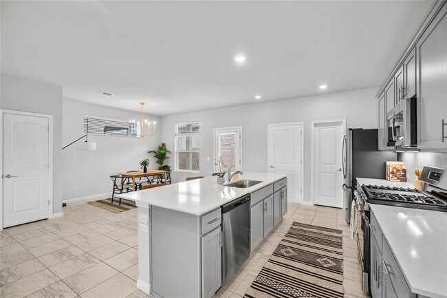 Building Photo - Baythorne Dr