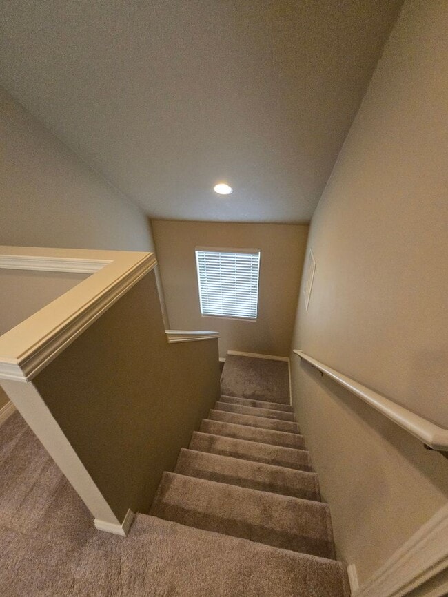 Building Photo - Small Dog Friendly 2 Bedroom 1.5 Bath Hous...