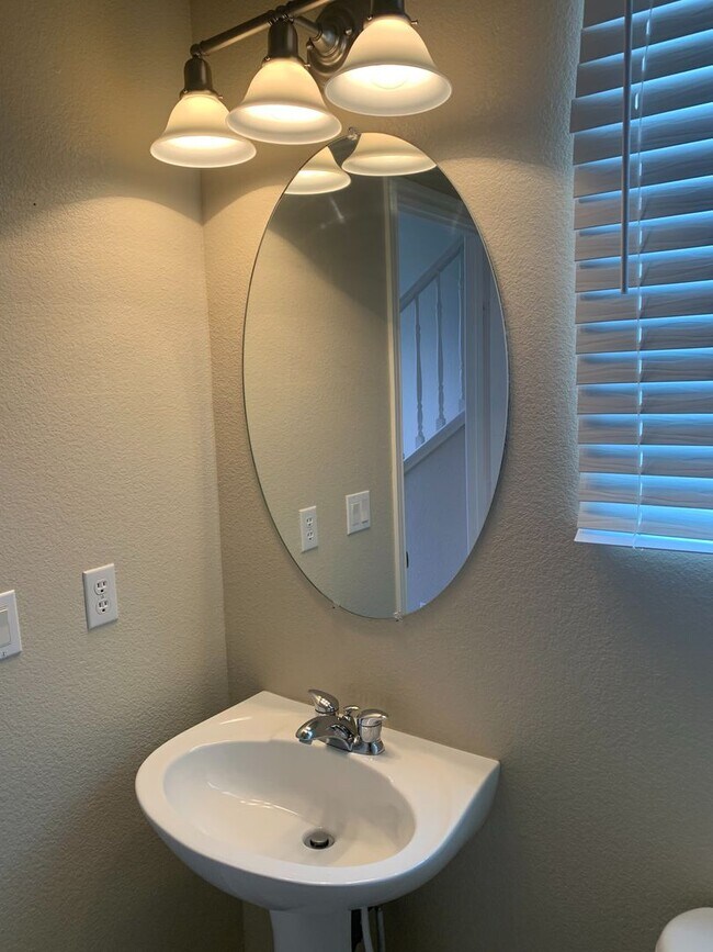 Building Photo - Cozy Two Bed Home