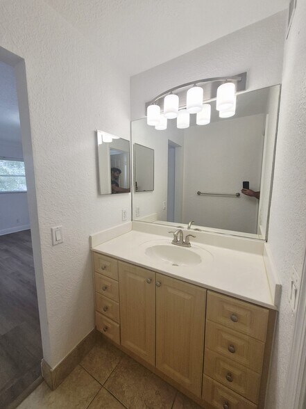 Building Photo - 5080 SW 64th Ave