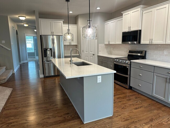 Building Photo - Large 3BD plus bonus rm and den