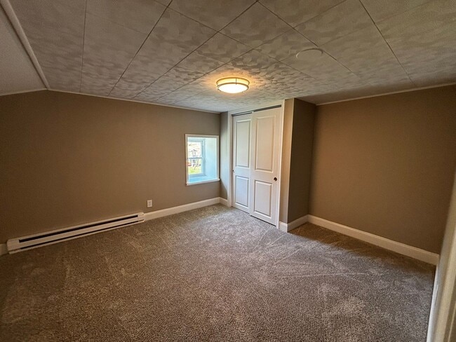 Building Photo - Newly remodeled 3+ bedroom