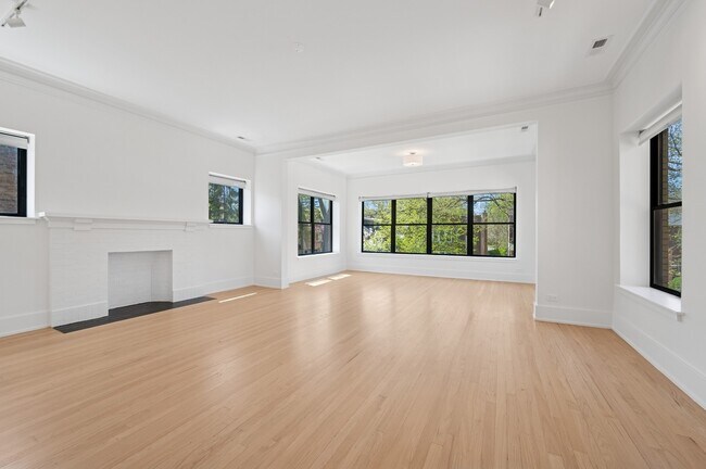 Building Photo - 2755 Eastwood Ave