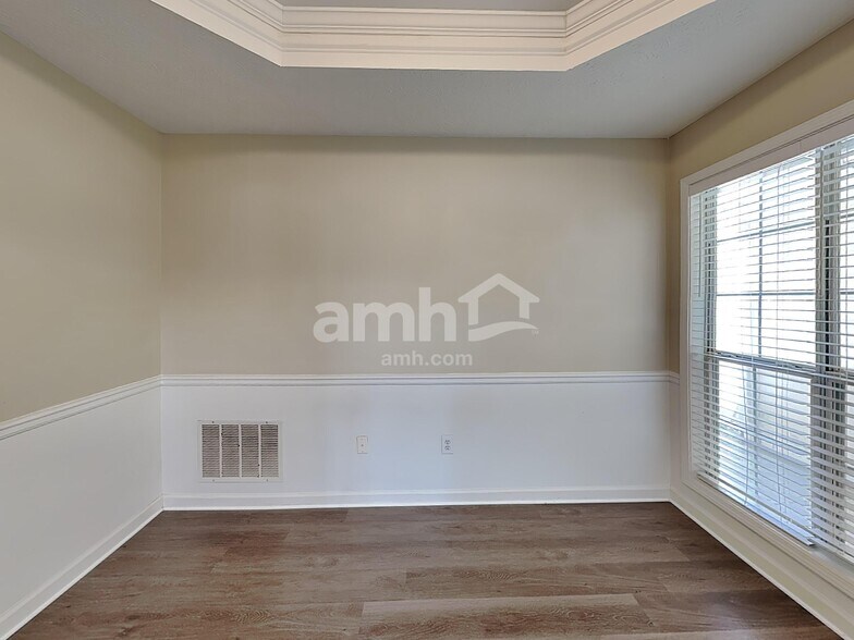 Building Photo - 2880 Camelot Woods Dr