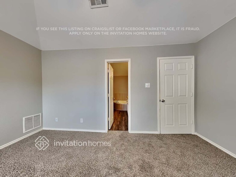Building Photo - 726 W Willow Oak Dr
