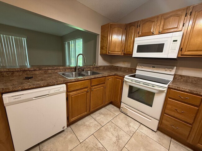 Building Photo - Spacious 2 Bedroom, 2 Bath, 2 car garage Home For Rent in New Port Richey!