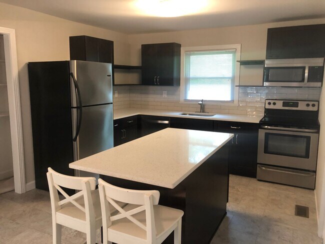 Building Photo - Stylishly Renovated & Prime Location!