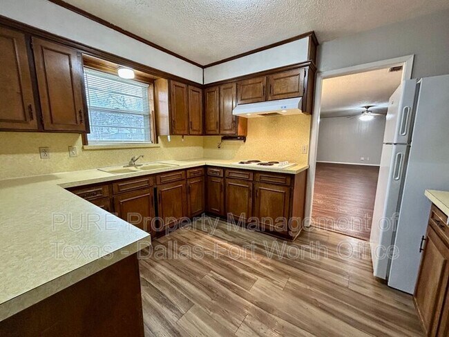 Building Photo - 2608 Oaks Dr