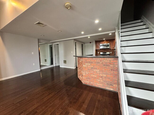 Building Photo - 16 Jaques St