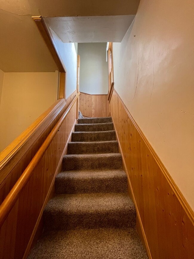 Building Photo - AVAILABLE JUNE 1st - 5 Bed, 2 Bath Home w/ Huge Enclosed Porch!