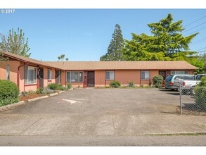 Building Photo - Updated Four-Plex in SE Portland with Fenc...