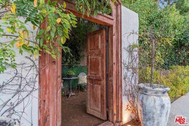 Building Photo - 18875 Pasadero Dr