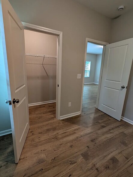 Building Photo - Room in Townhome on Reeves St