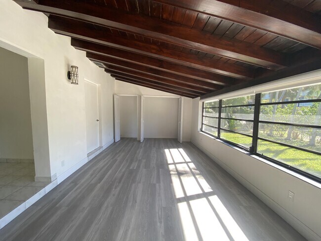 Building Photo - 1101 Bay Dr