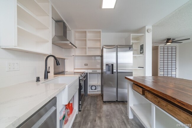 Building Photo - Upgraded 2BR 1BA 1PARKING near Waikiki & UH Manoa! Dishwasher & Washer/Dryer In Unit!