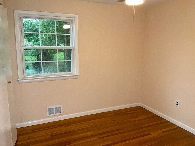 Building Photo - Very well maintained 4BR 2.5BA 5 level spl...