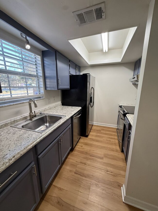 Building Photo - Spacious 2-bedroom, 1.5-bath end-unit townhouse in Carriage House