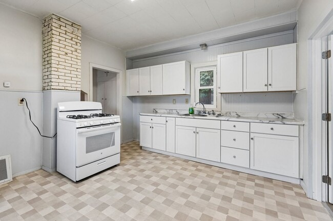 Building Photo - 425 Bancroft St