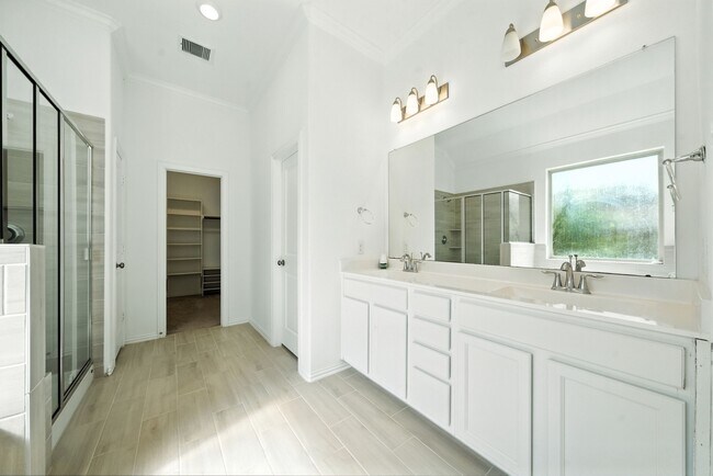 Building Photo - 15011 Old Horseshoe Lake Dr