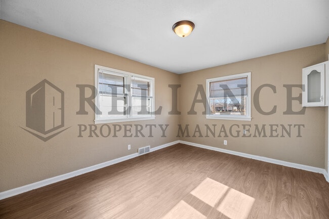 Building Photo - 2118 E 1st St N