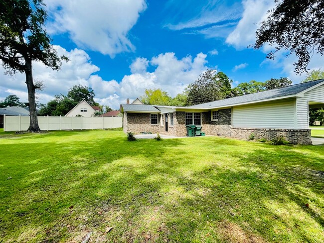 Building Photo - Updated and adorable rancher home in Old C...